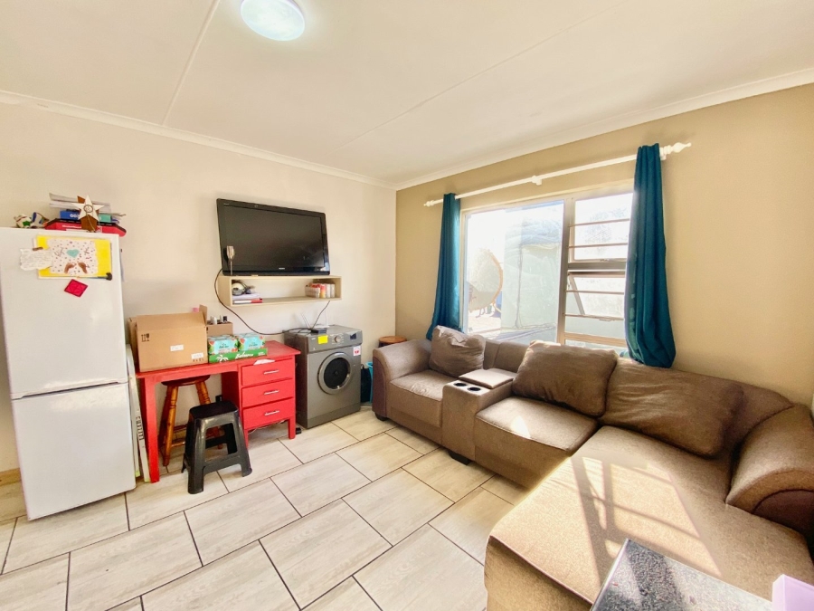 2 Bedroom Property for Sale in Middedorp Western Cape